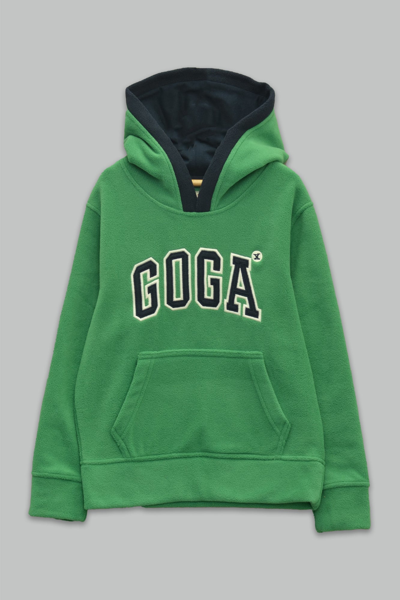 Sudadera polar bordada con manga larga, capucha ajustable, bolsa frontal.