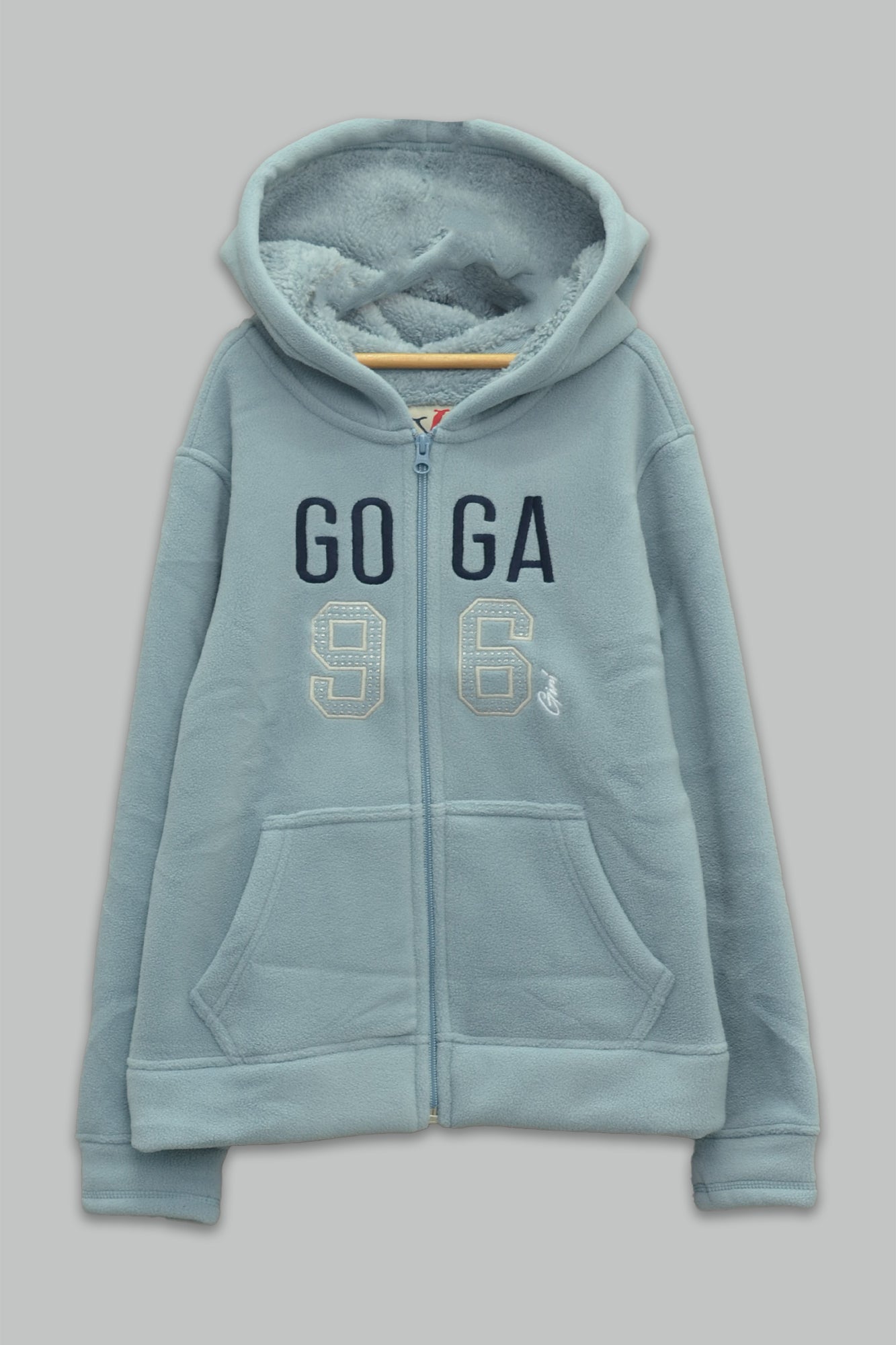 Sudadera sherpa niña bordada con manga larga, capucha ajustable, bolsas frontales y cierre