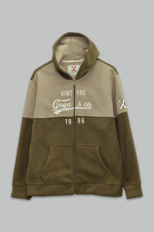 Sudadera polar para hombre, bordada con manga larga, bolsas frontales y cierre.