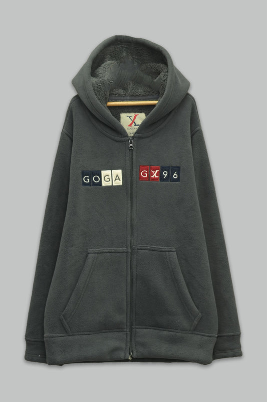 Sudadera sherpa niño bordada con manga larga, capucha ajustable, bolsas frontales y cierre.