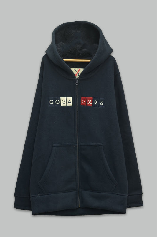 Sudadera sherpa niño bordada con manga larga, capucha ajustable, bolsas frontales y cierre.