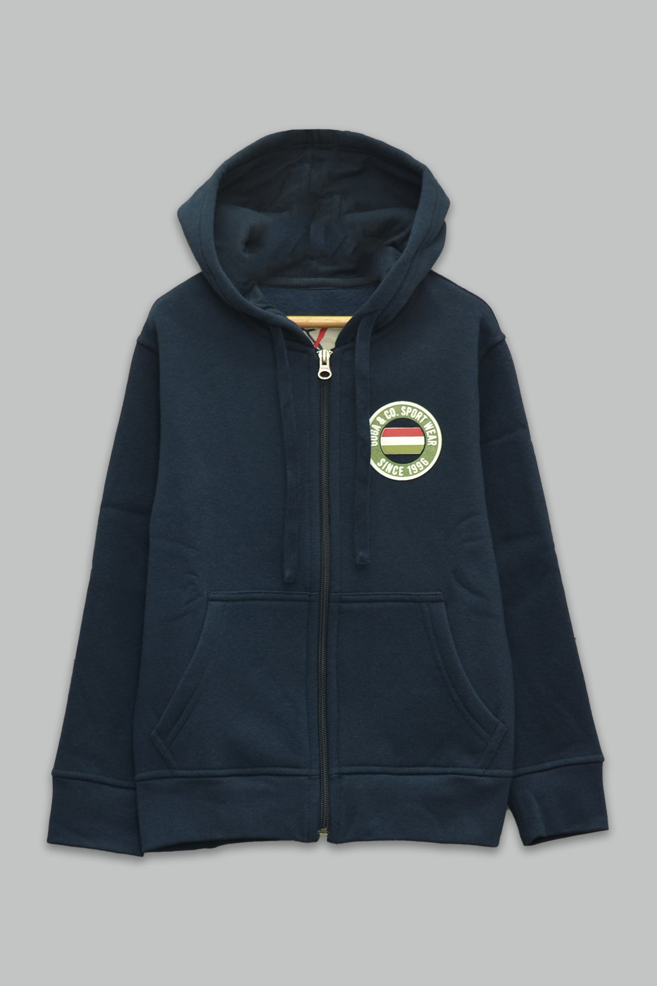 Sudadera felpa Niño bordada con manga larga, capucha ajustable, bolsas frontales y cierre.