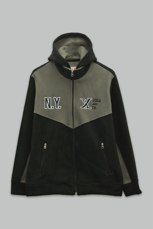 Sudadera polar para hombre, bordada con manga larga, bolsas frontales y cierre.