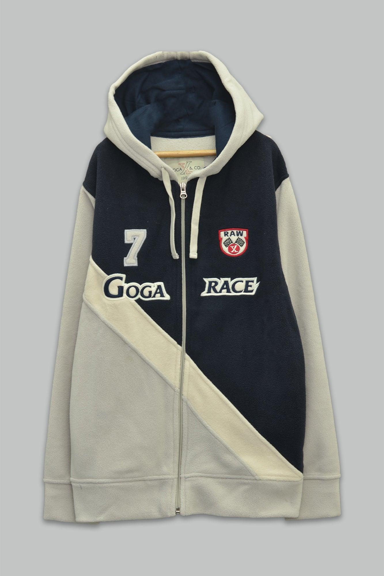 Sudadera polar para Niño bordada con manga larga, capucha ajustable, bolsas frontales y cierre.