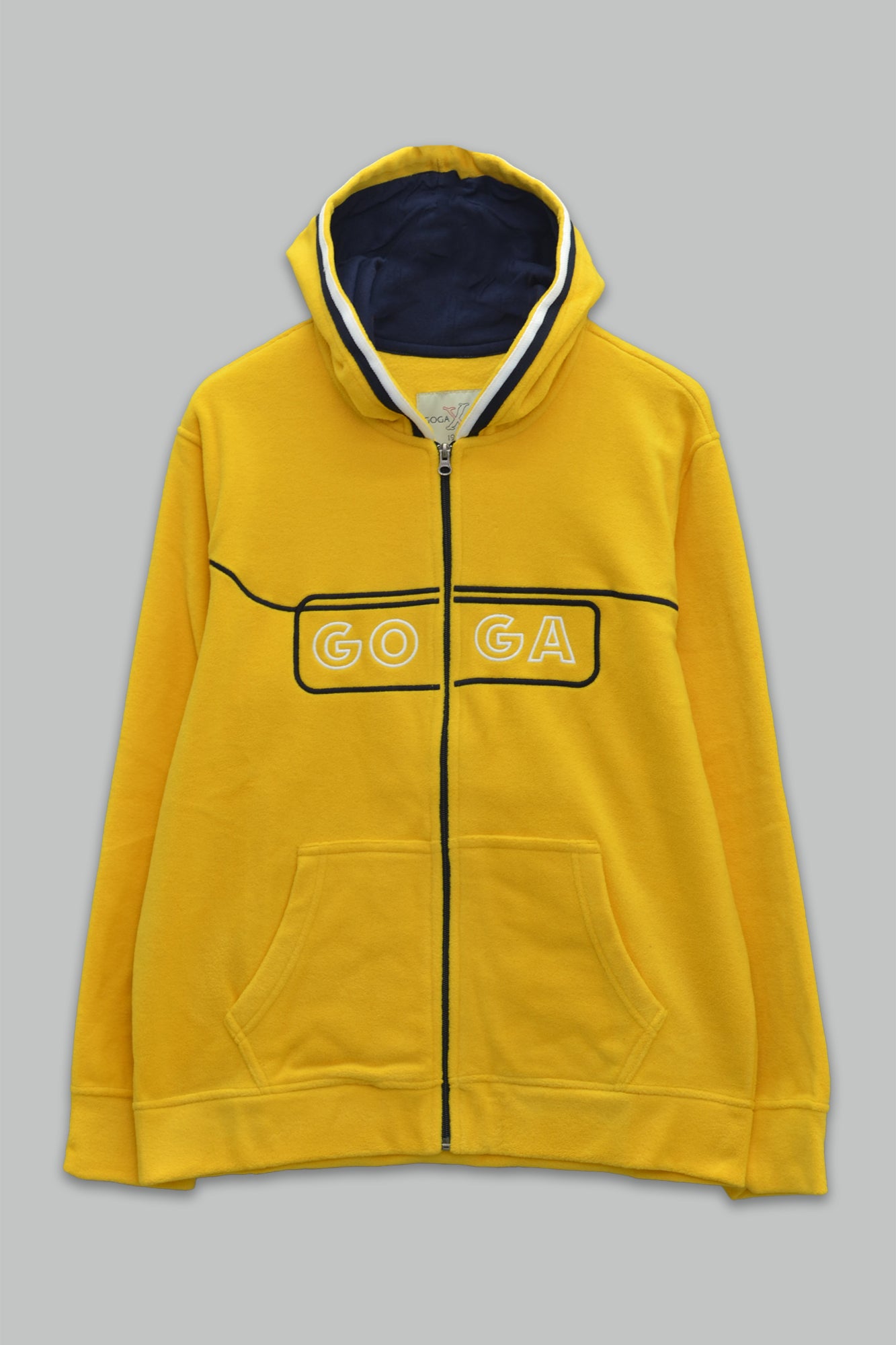 Sudadera polar para hombre, bordada con manga larga, bolsas frontales y cierre.