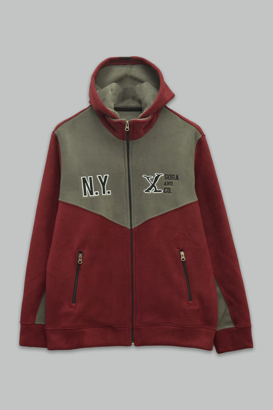 Sudadera polar para hombre, bordada con manga larga, bolsas frontales y cierre.