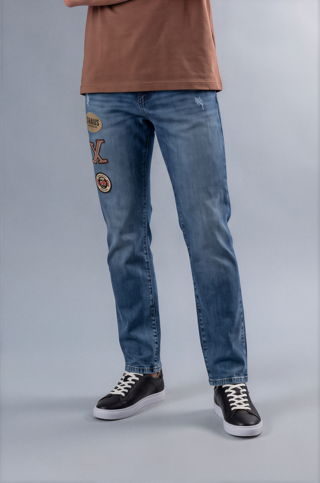 Pantalón de mezclilla Regular Fit con escudos para hombre