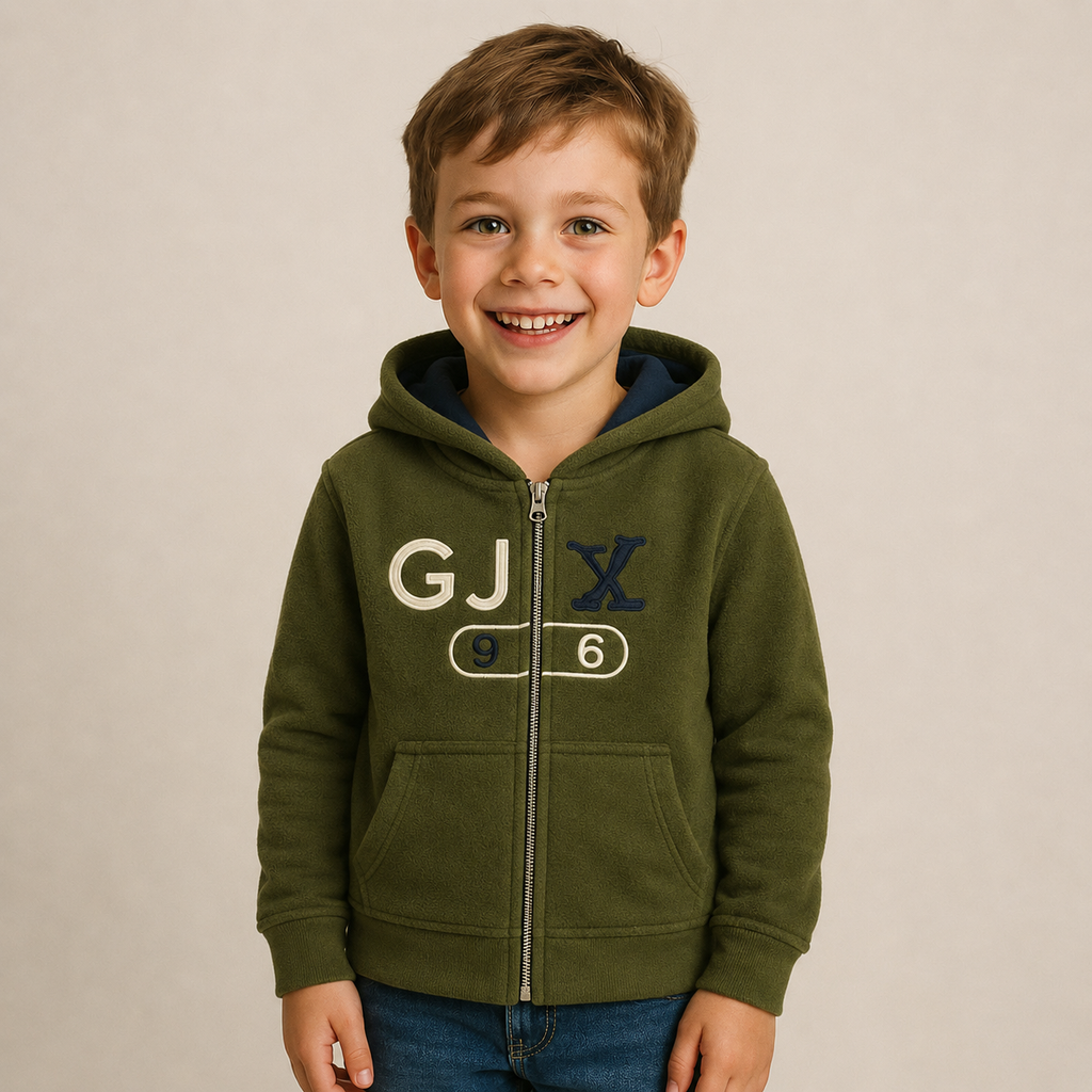 Sudadera polar para Niño bordada con manga larga, capucha ajustable, bolsas frontales y cierre.