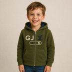 Sudadera polar para Niño bordada con manga larga, capucha ajustable, bolsas frontales y cierre.