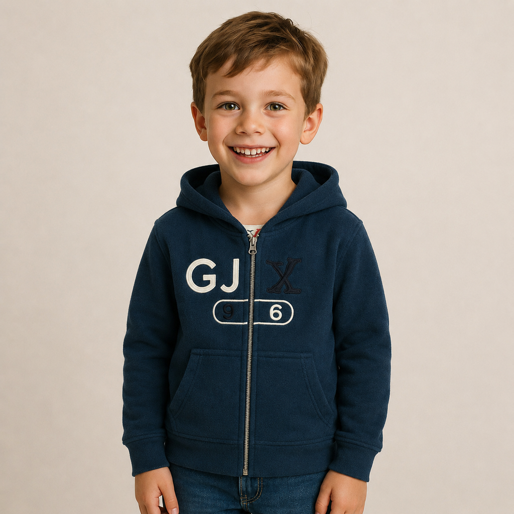 Sudadera polar para Niño bordada con manga larga, capucha ajustable, bolsas frontales y cierre.