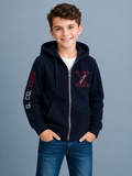 Sudadera polar para Niño bordada con manga larga, capucha ajustable, bolsas frontales y cierre.
