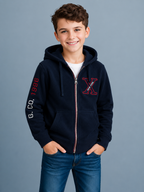 Sudadera polar para Niño bordada con manga larga, capucha ajustable, bolsas frontales y cierre.