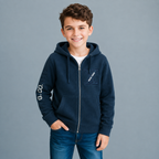 Sudadera polar para Niño bordada con manga larga, capucha ajustable, bolsas frontales y cierre.