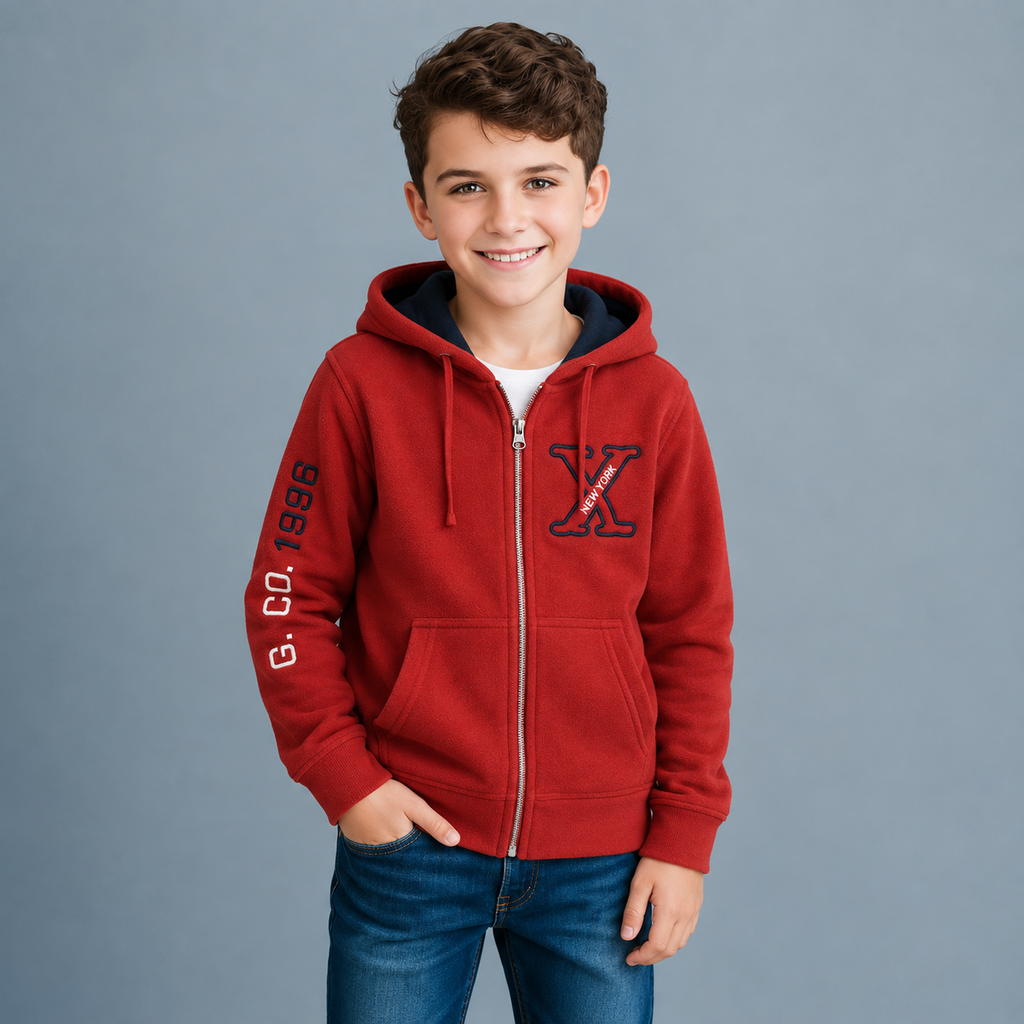 Sudadera polar para Niño bordada con manga larga, capucha ajustable, bolsas frontales y cierre.