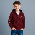 Sudadera polar para Niño bordada con manga larga, capucha ajustable, bolsas frontales y cierre.