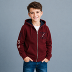 Sudadera polar para Niño bordada con manga larga, capucha ajustable, bolsas frontales y cierre.