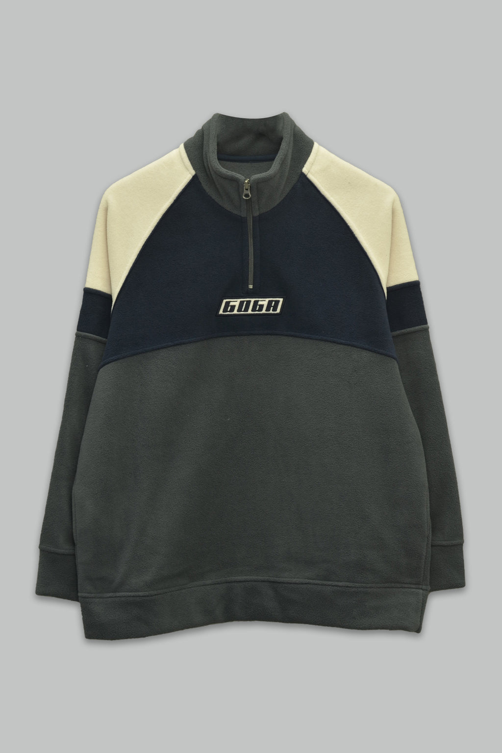 Sudadera polar bordada de cuello alto, con manga larga, bolsas frontales y cierre