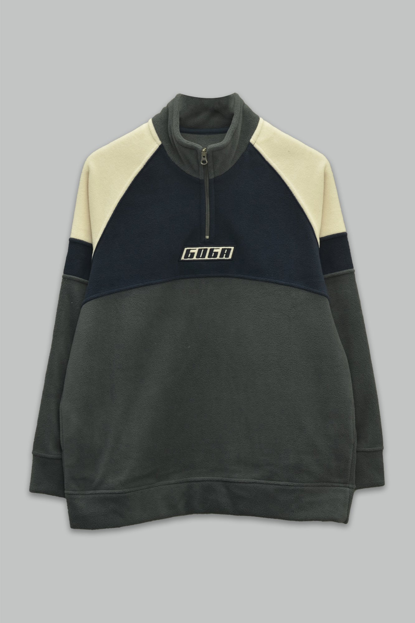 Sudadera polar bordada de cuello alto, con manga larga, bolsas frontales y cierre