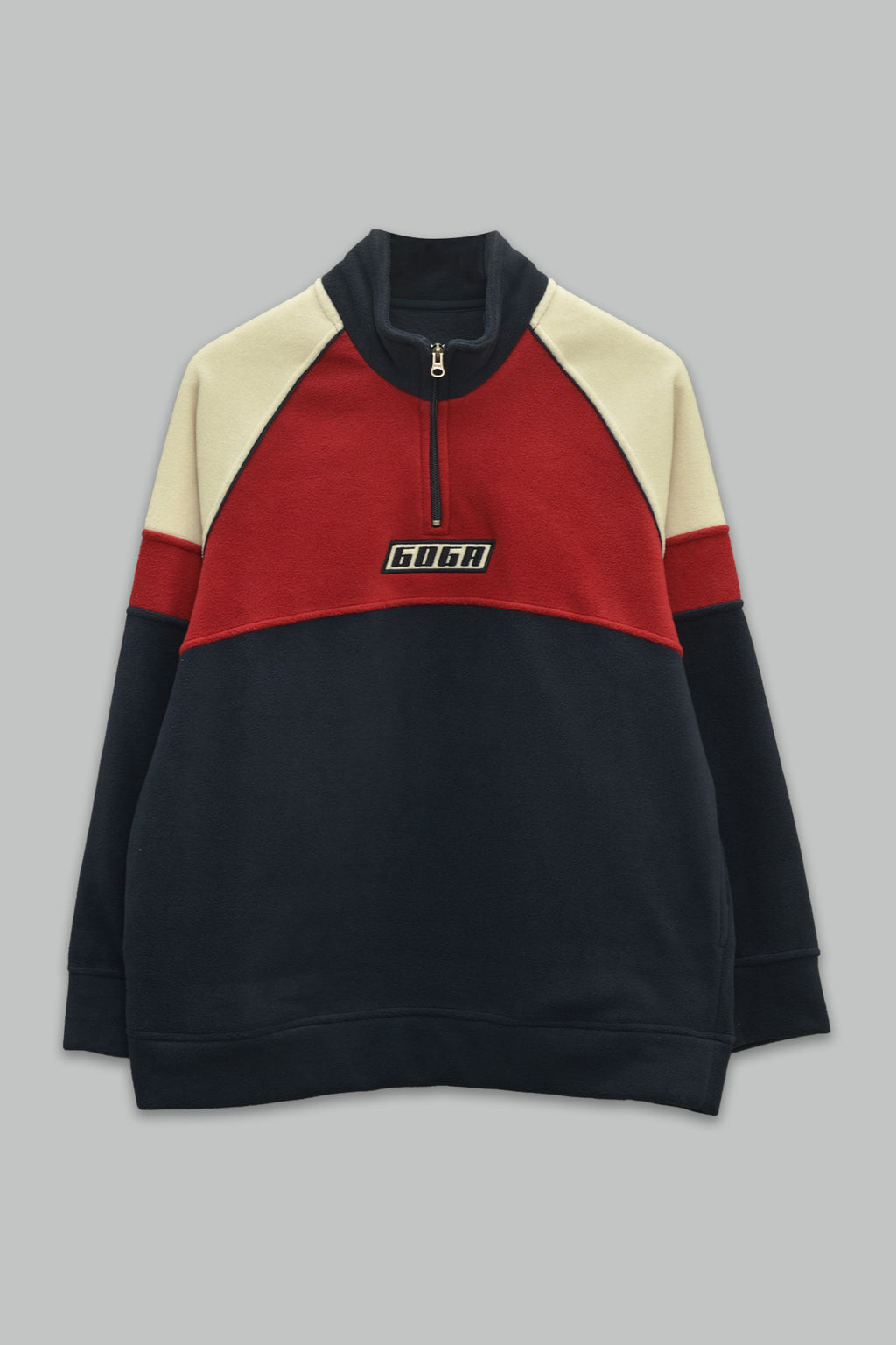 Sudadera polar bordada de cuello alto, con manga larga, bolsas frontales y cierre