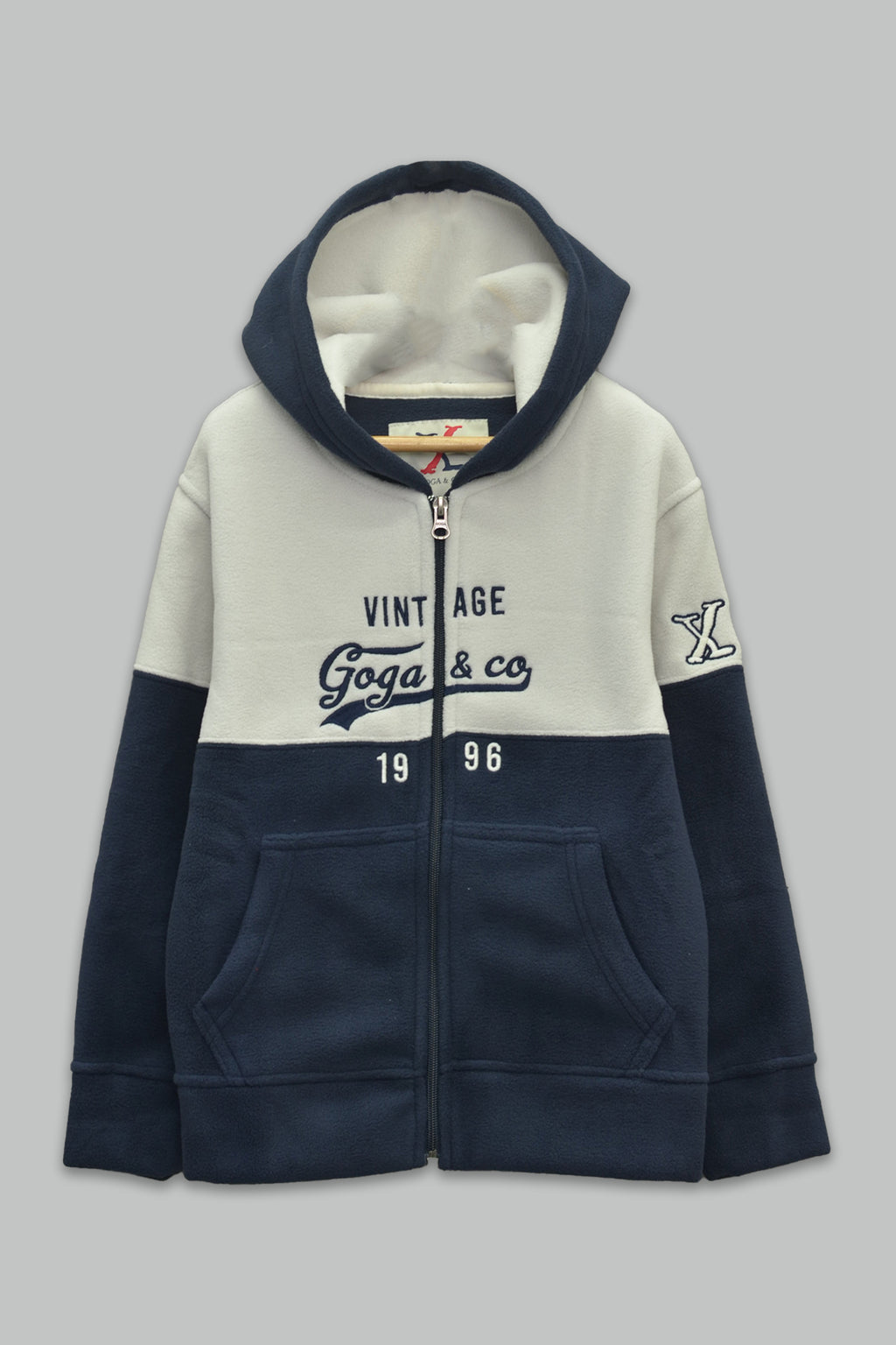 Sudadera polar para Niño bordada con manga larga, capucha ajustable, bolsas frontales y cierre.