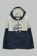 Sudadera polar para Niño bordada con manga larga, capucha ajustable, bolsas frontales y cierre.