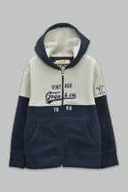Sudadera polar para Niño bordada con manga larga, capucha ajustable, bolsas frontales y cierre.