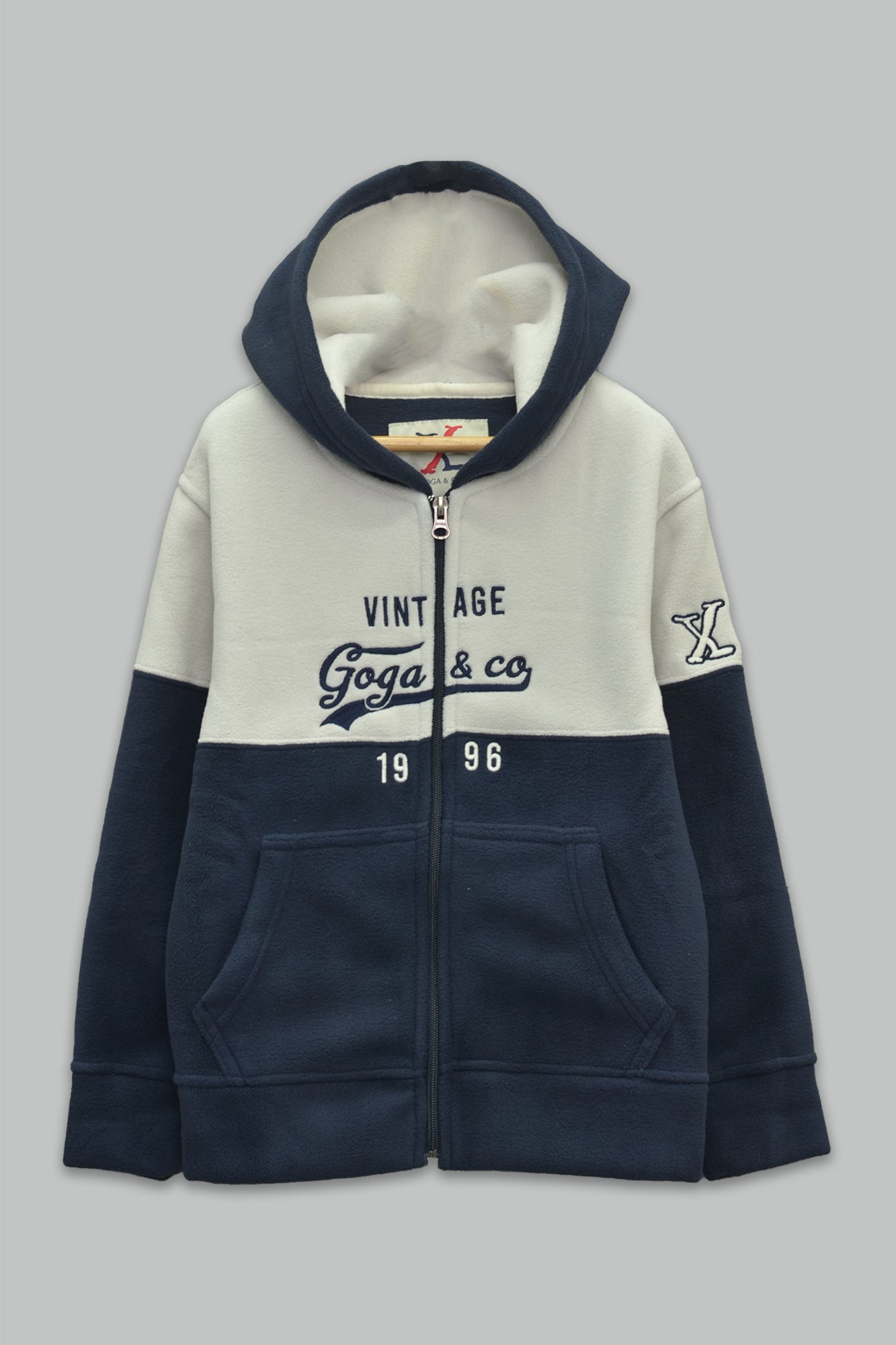 Sudadera polar para Niño bordada con manga larga, capucha ajustable, bolsas frontales y cierre.