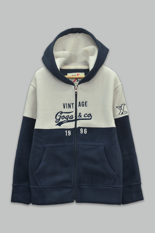 Sudadera polar para Niño bordada con manga larga, capucha ajustable, bolsas frontales y cierre.