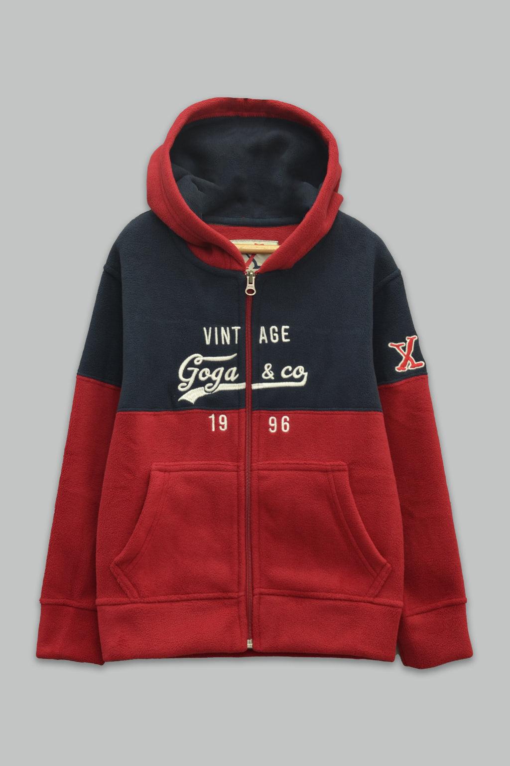 Sudadera polar para Niño bordada con manga larga, capucha ajustable, bolsas frontales y cierre.