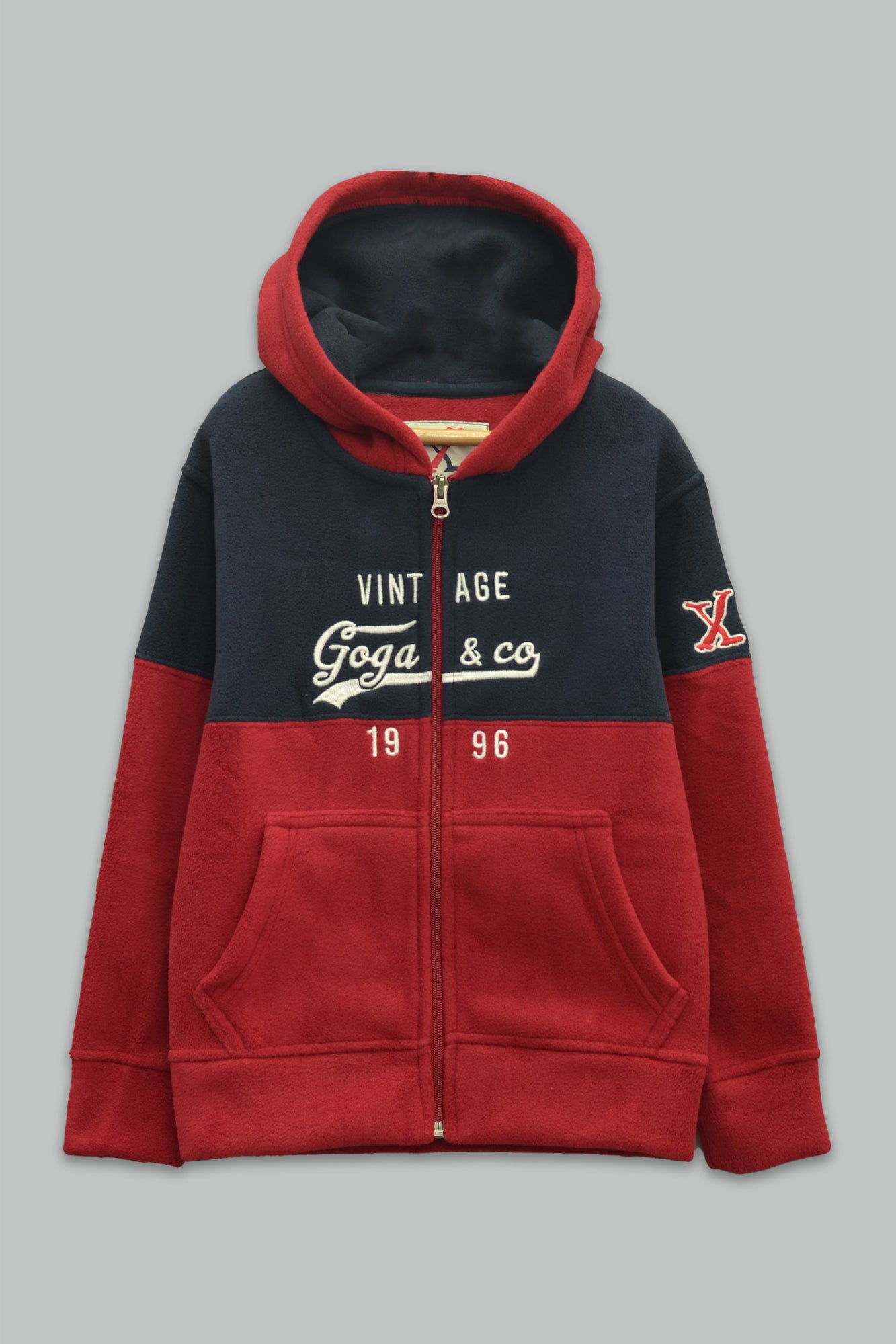 Sudadera polar para Niño bordada con manga larga, capucha ajustable, bolsas frontales y cierre.