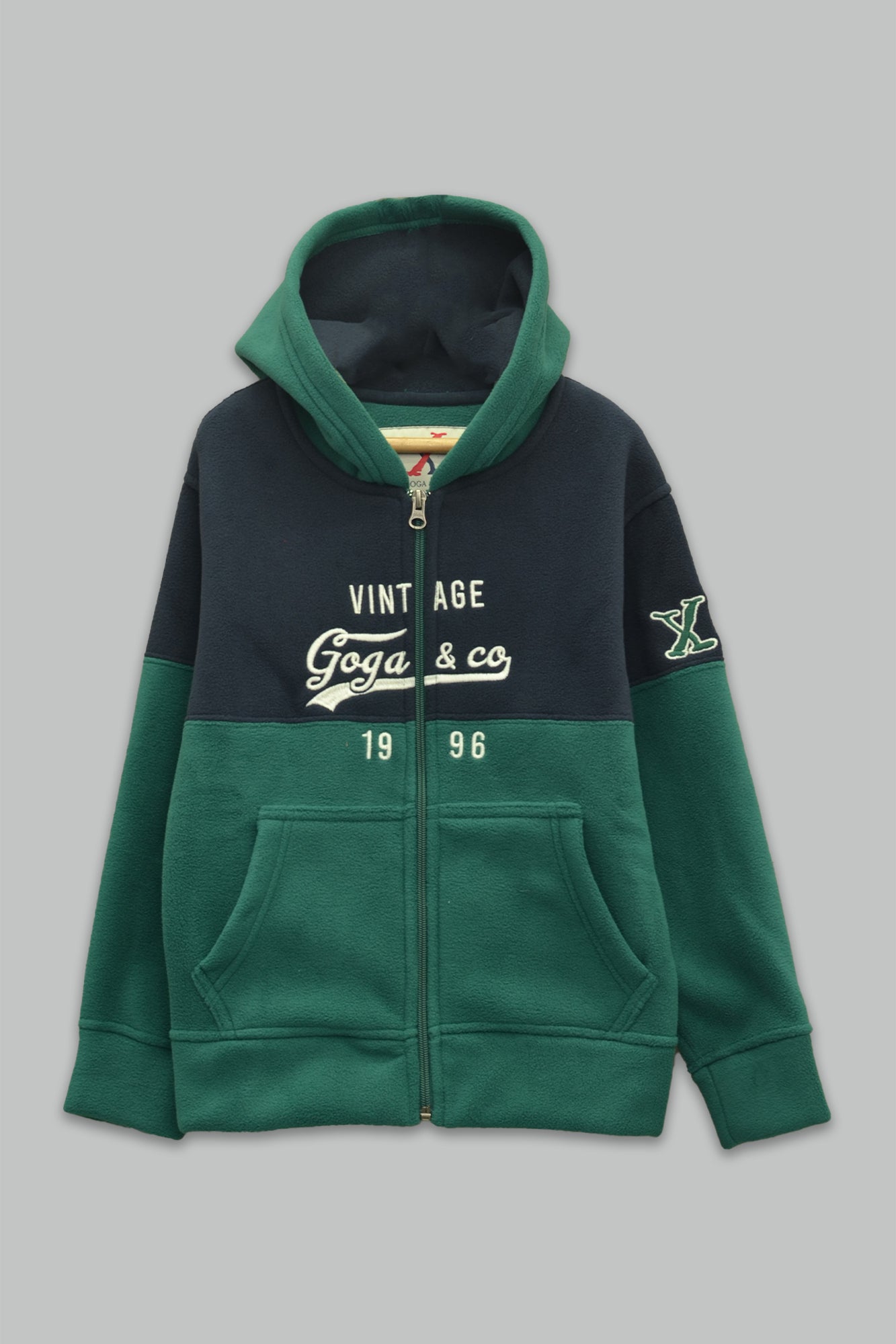 Sudadera polar para Niño bordada con manga larga, capucha ajustable, bolsas frontales y cierre.