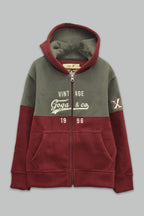 Sudadera polar para Niño bordada con manga larga, capucha ajustable, bolsas frontales y cierre.