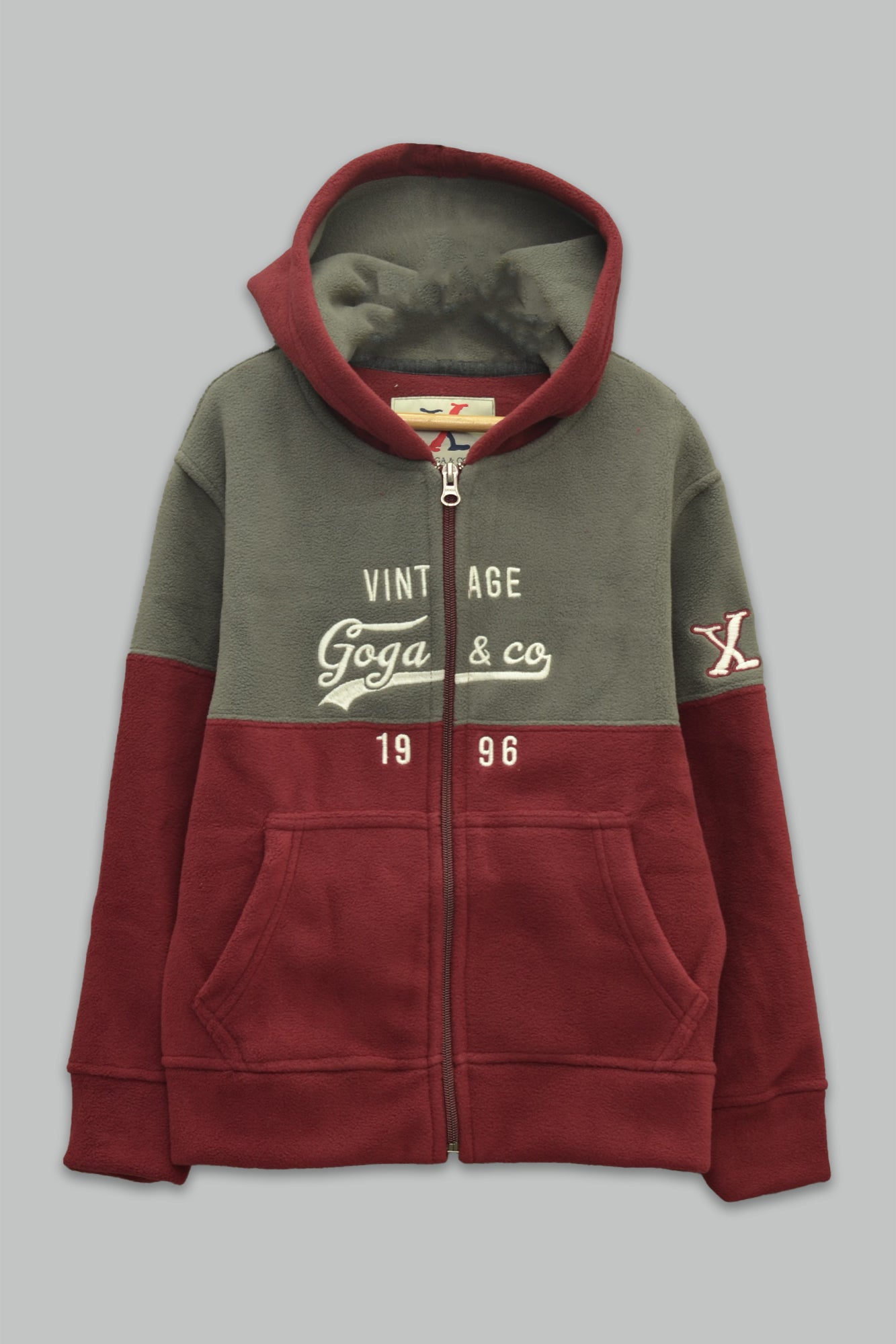 Sudadera polar para Niño bordada con manga larga, capucha ajustable, bolsas frontales y cierre.