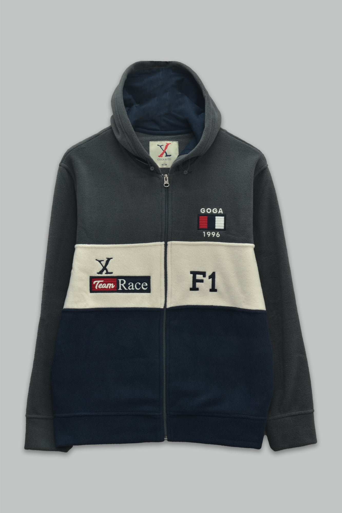 Sudadera polar para hombre, bordada con manga larga, bolsas frontales y cierre.