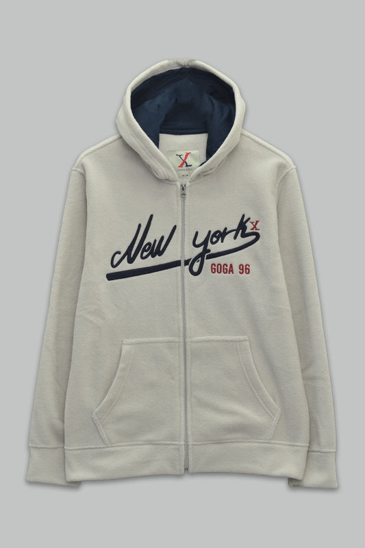 Sudadera polar para hombre, bordada con manga larga, bolsas frontales y cierre.