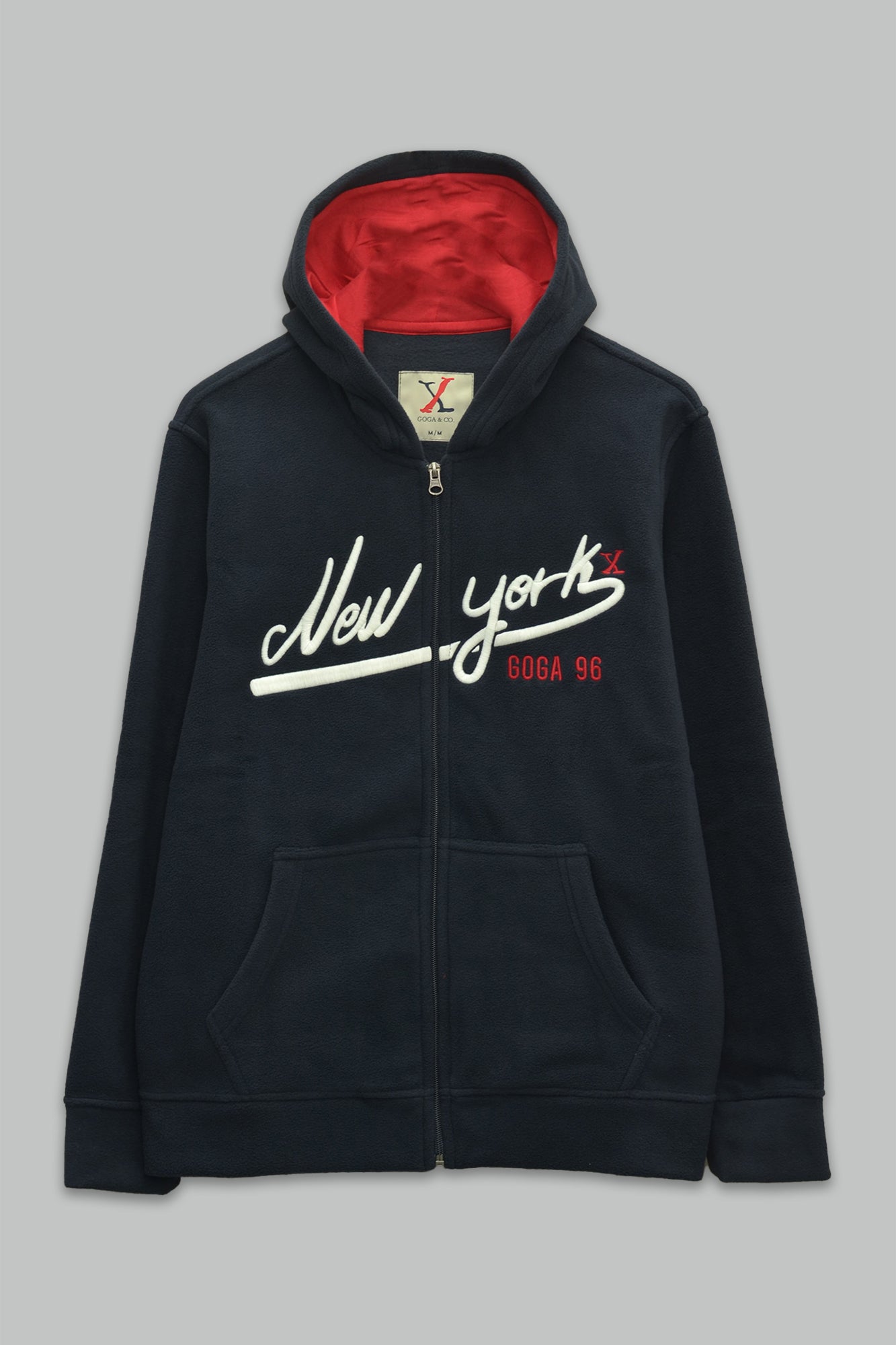 Sudadera polar para hombre, bordada con manga larga, bolsas frontales y cierre.