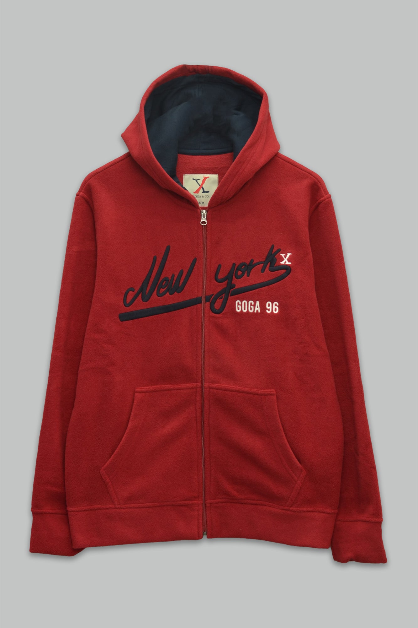 Sudadera polar para hombre, bordada con manga larga, bolsas frontales y cierre.