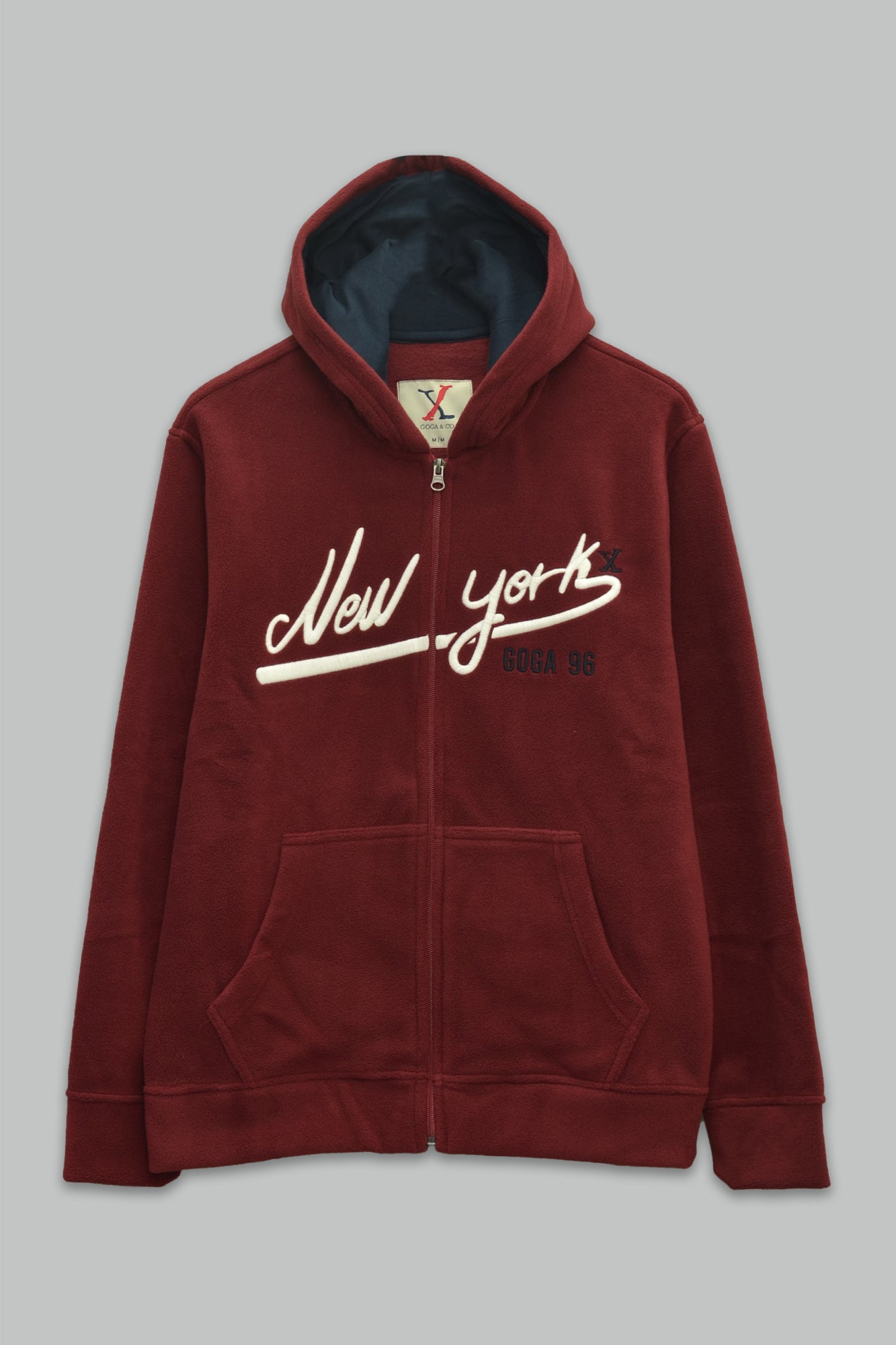 Sudadera polar para hombre, bordada con manga larga, bolsas frontales y cierre.