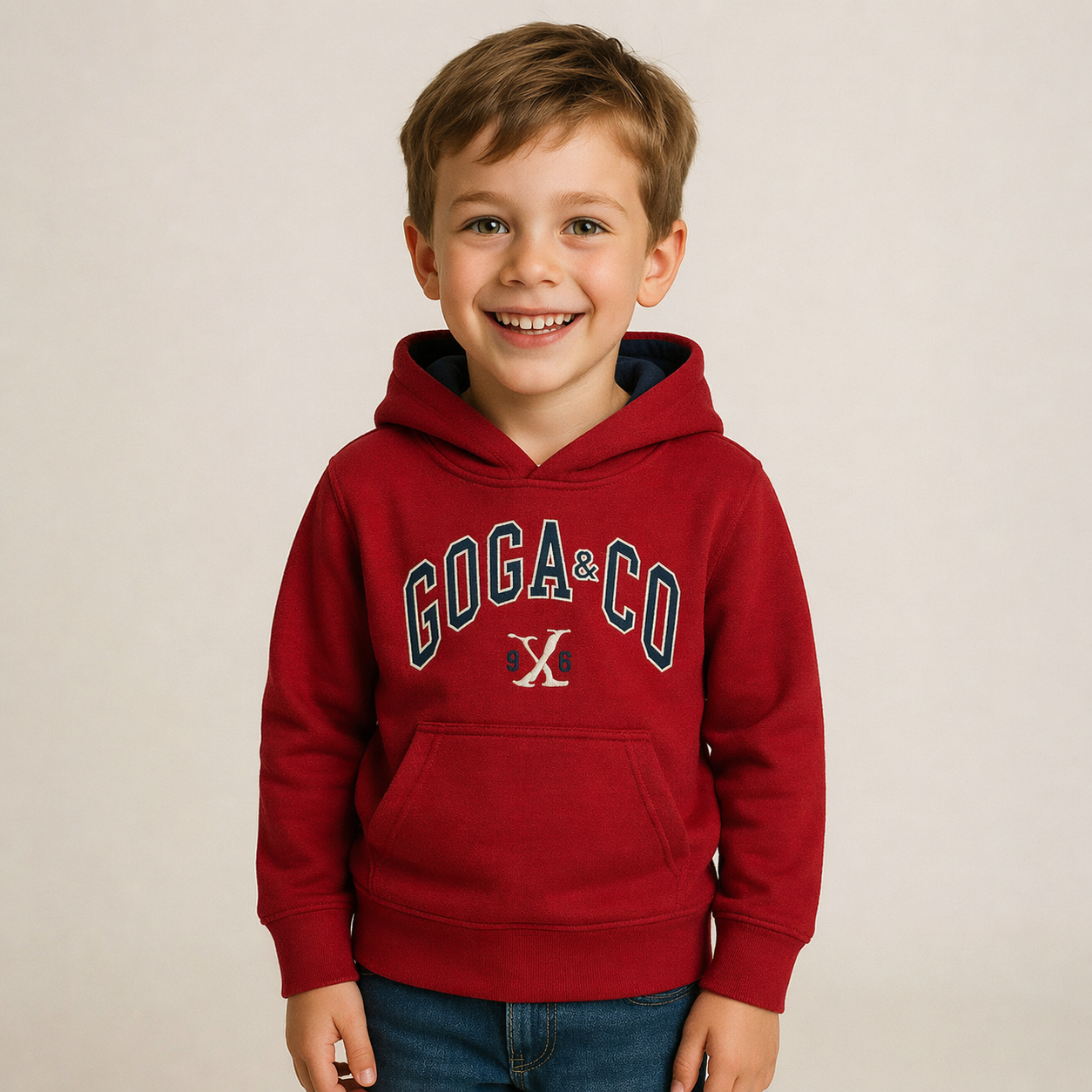 Sudadera polar bordada con manga larga, capucha ajustable, bolsa frontal.