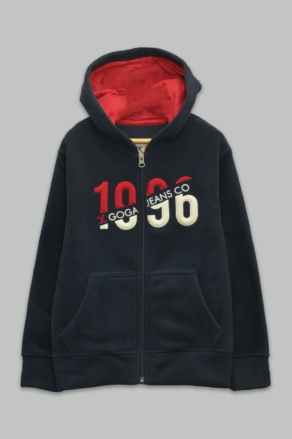 Sudadera polar para Niño bordada con manga larga, capucha ajustable, bolsas frontales y cierre.