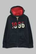 Sudadera polar para Niño bordada con manga larga, capucha ajustable, bolsas frontales y cierre.