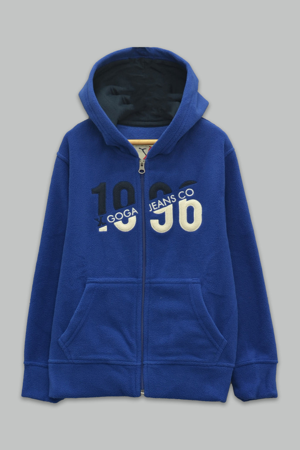 Sudadera polar para Niño bordada con manga larga, capucha ajustable, bolsas frontales y cierre.