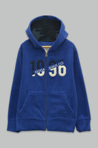 Sudadera polar para Niño bordada con manga larga, capucha ajustable, bolsas frontales y cierre.