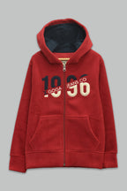Sudadera polar para Niño bordada con manga larga, capucha ajustable, bolsas frontales y cierre.
