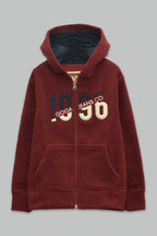 Sudadera polar para Niño bordada con manga larga, capucha ajustable, bolsas frontales y cierre.