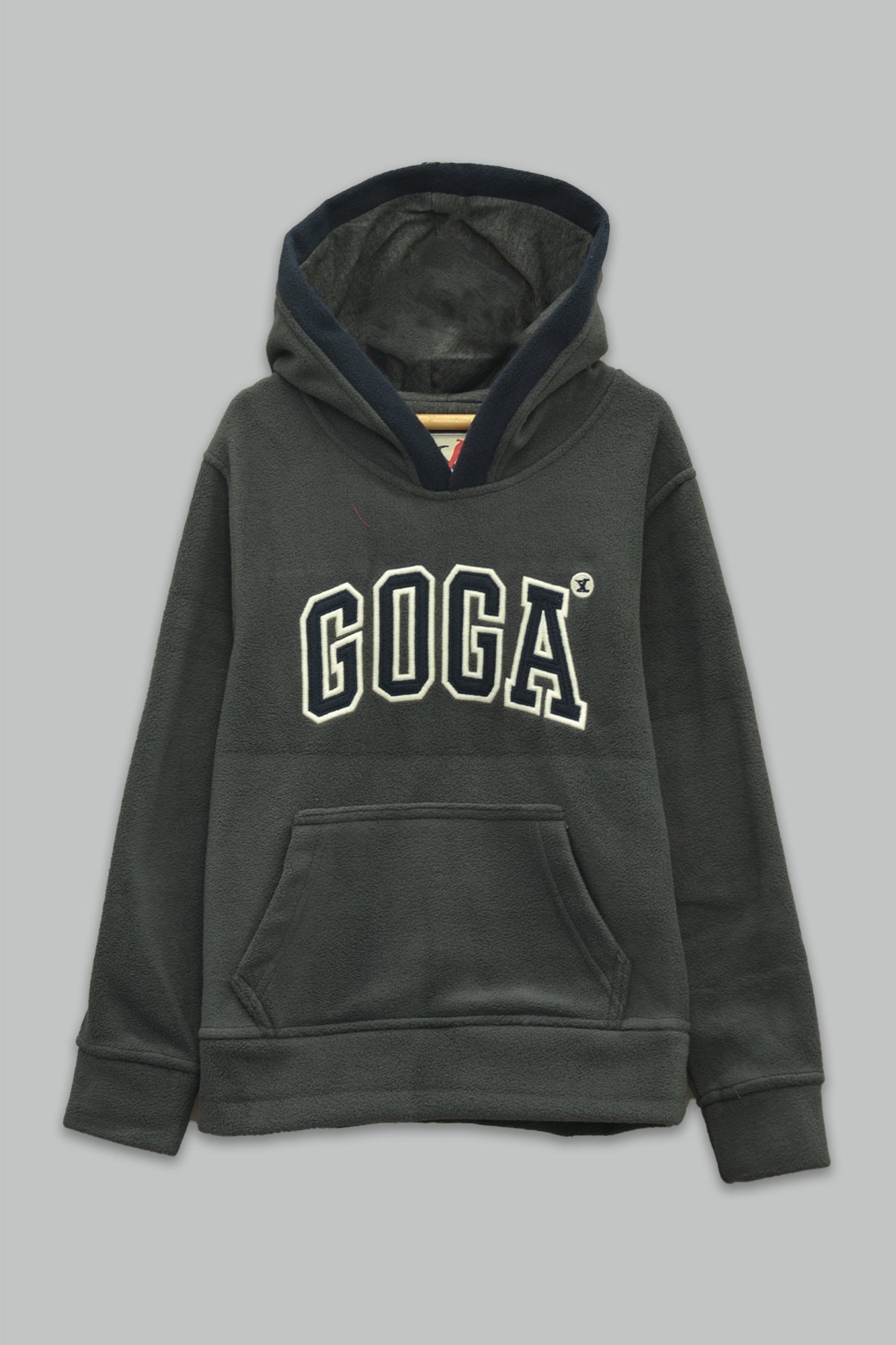 Sudadera polar bordada con manga larga, capucha ajustable, bolsa frontal.