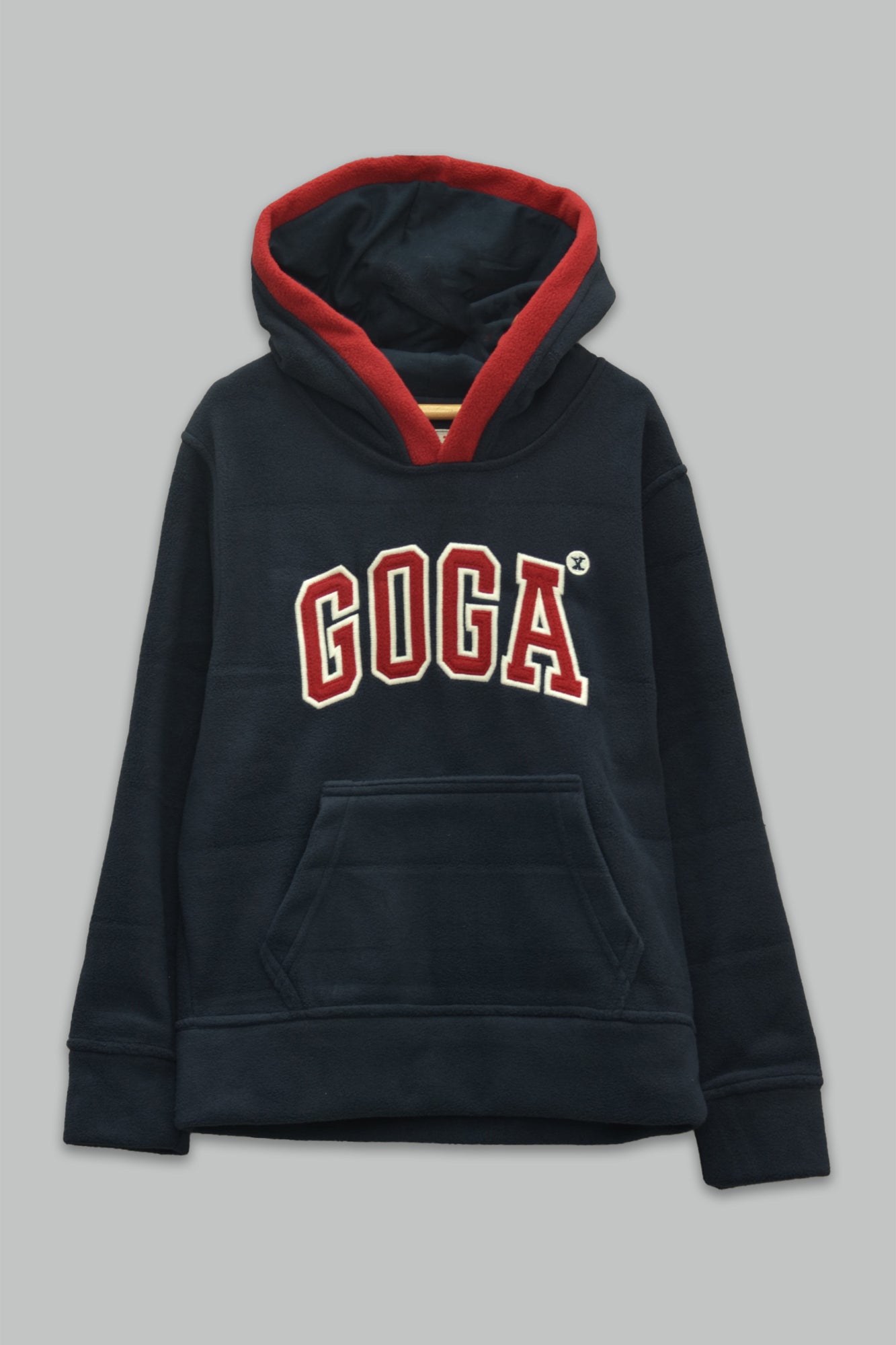 Sudadera polar bordada con manga larga, capucha ajustable, bolsa frontal.