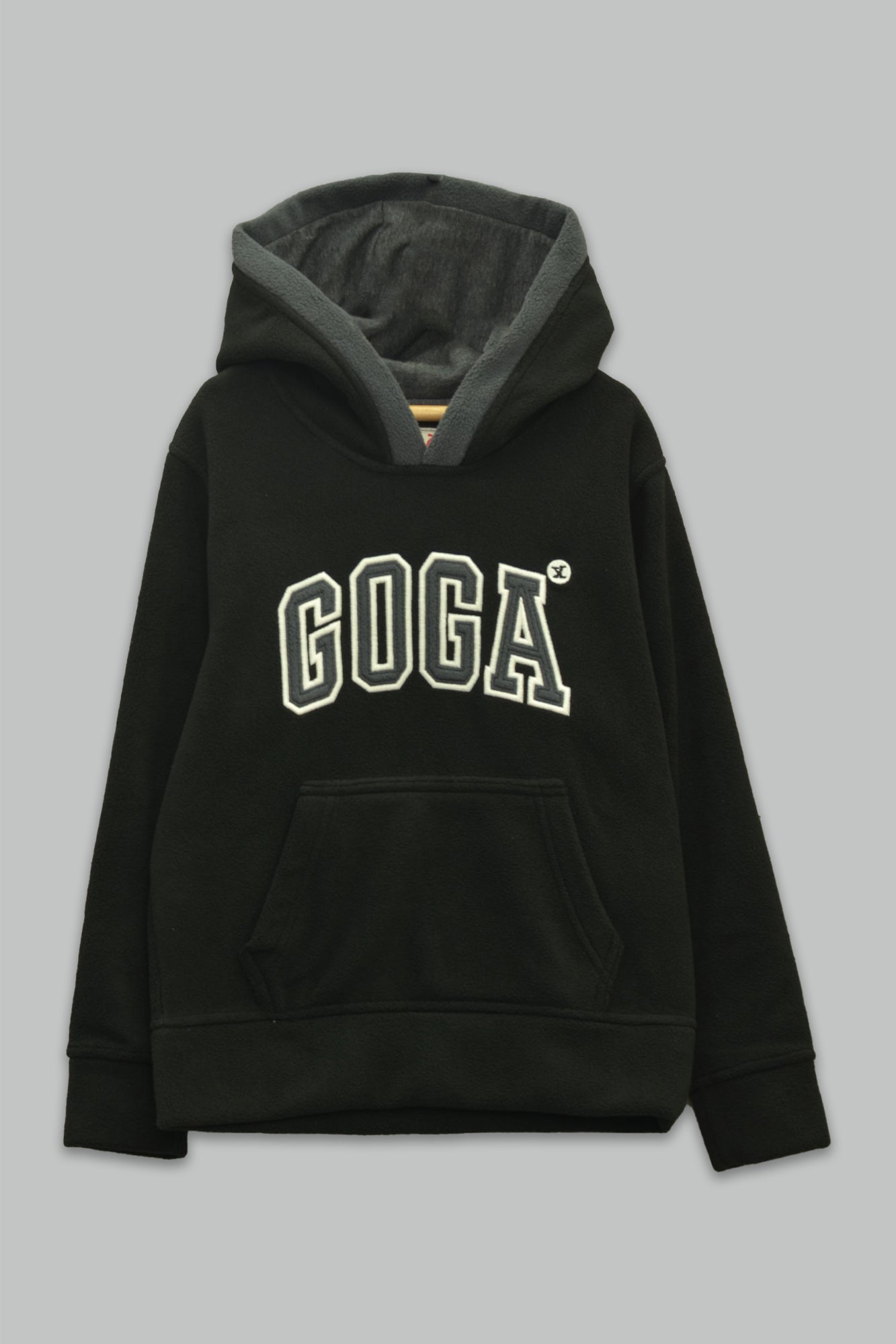 Sudadera polar bordada con manga larga, capucha ajustable, bolsa frontal.