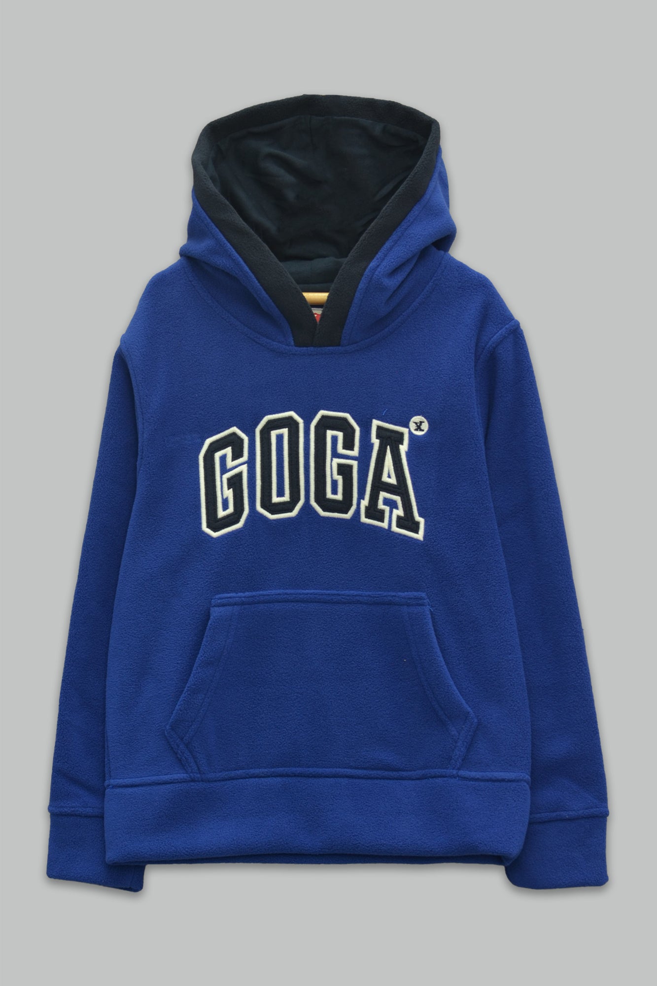 Sudadera polar bordada con manga larga, capucha ajustable, bolsa frontal.