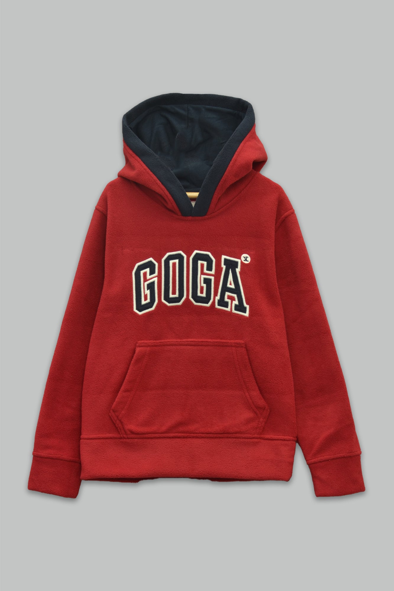 Sudadera polar bordada con manga larga, capucha ajustable, bolsa frontal.